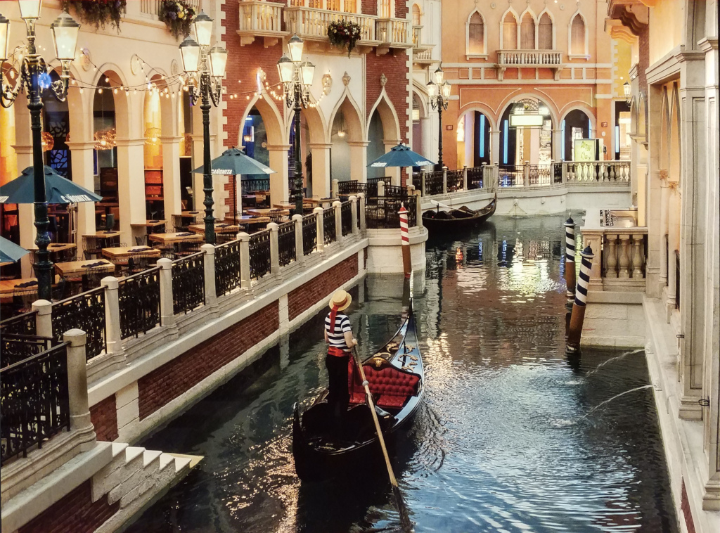 Canal con góndolas