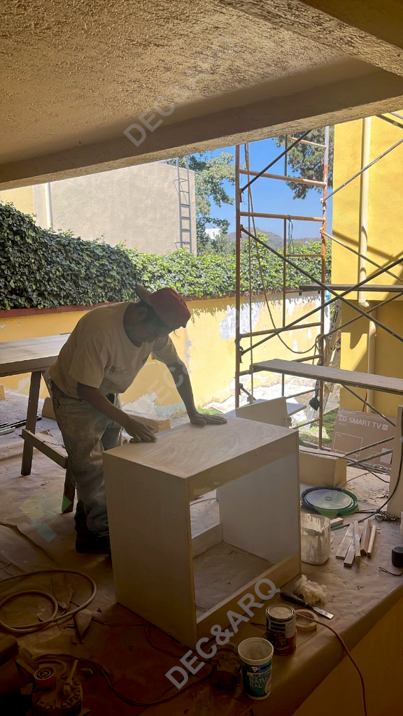 Carpintero reparando mueble