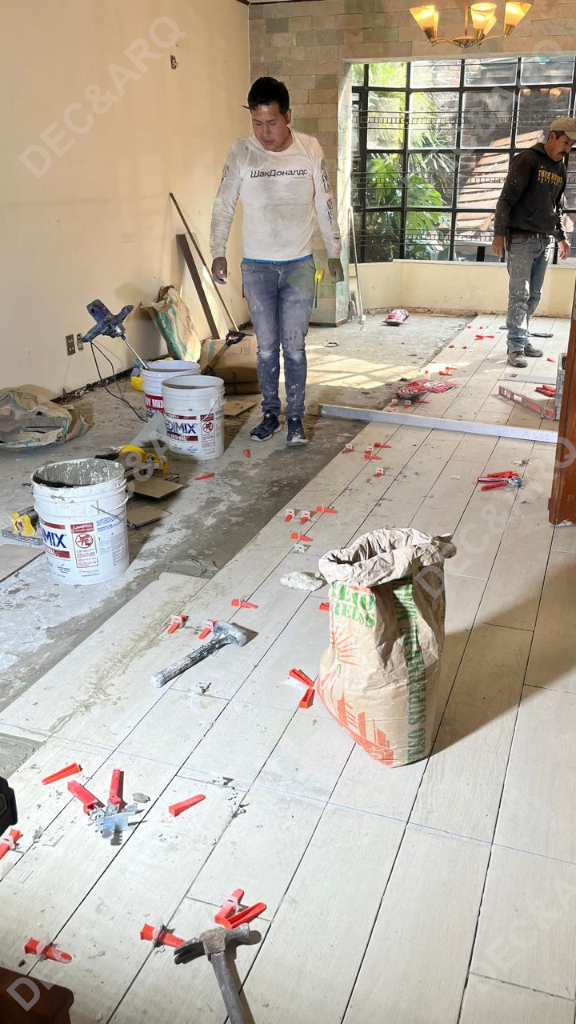 Trabajadores colocando nuevo piso en una estancia